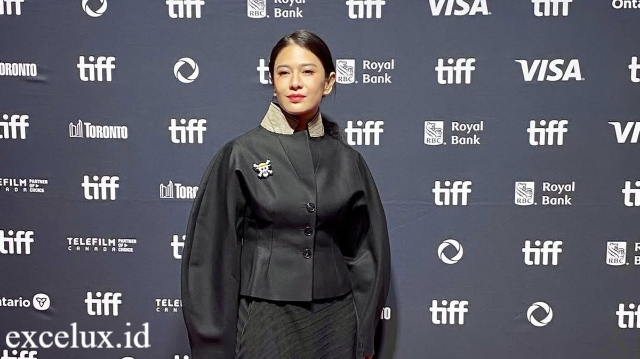 Fashion Ikonik Dian Sastro Gaun Elegan Dipadukan Pin One Piece